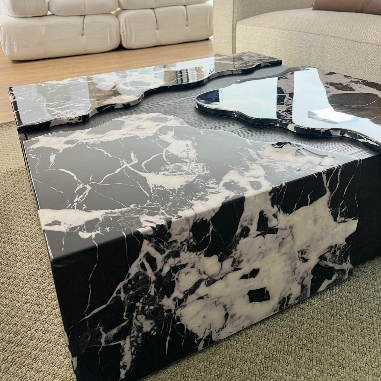 Table en marbre noir veiné + coeur en bois
