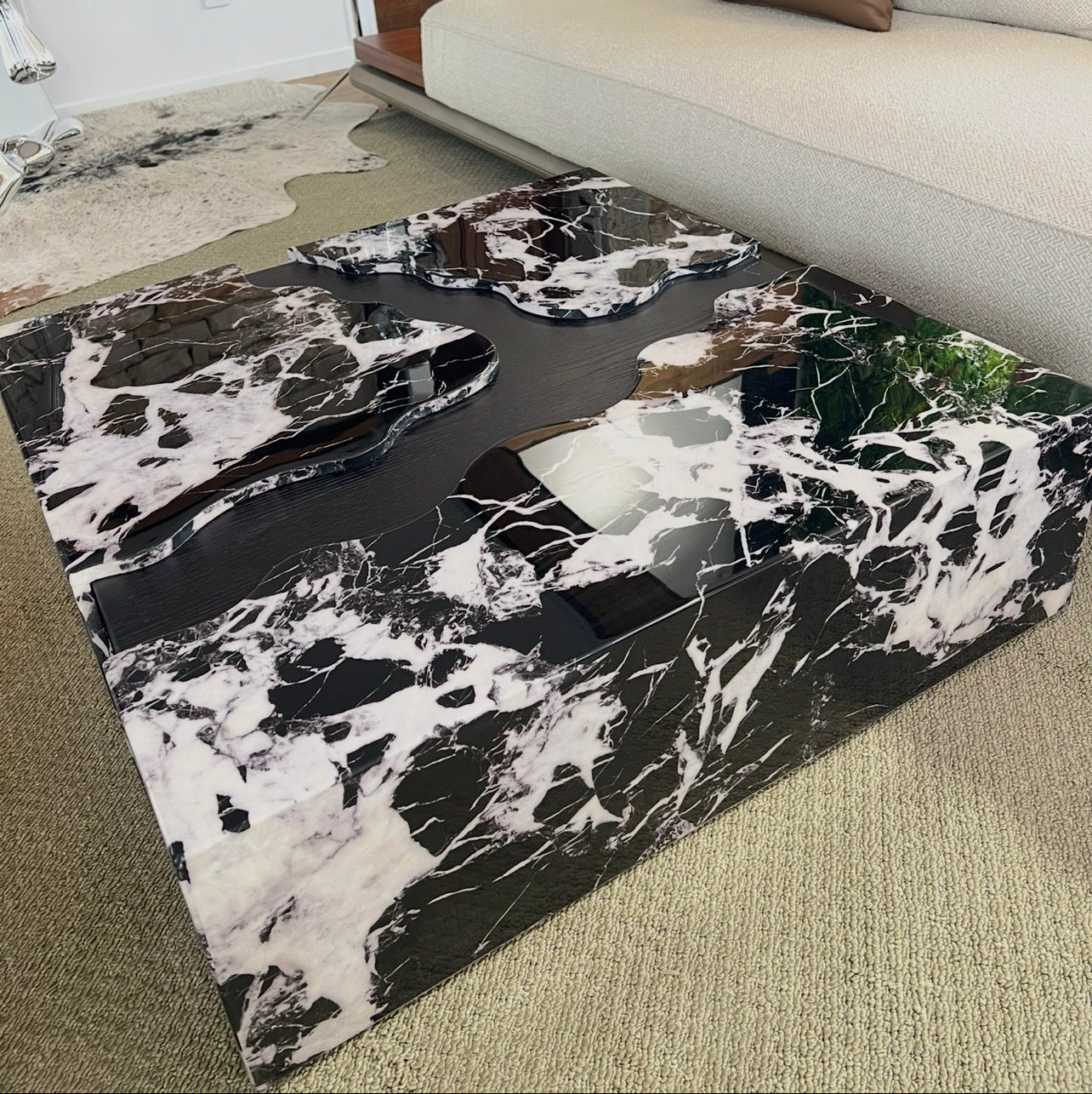 Table en marbre noir veiné + coeur en bois